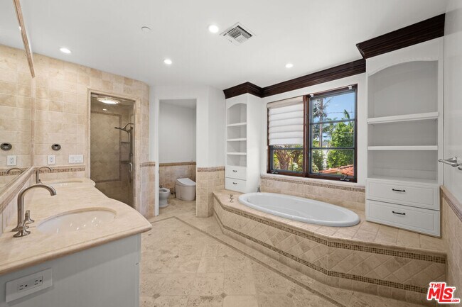Building Photo - 305 N Palm Dr