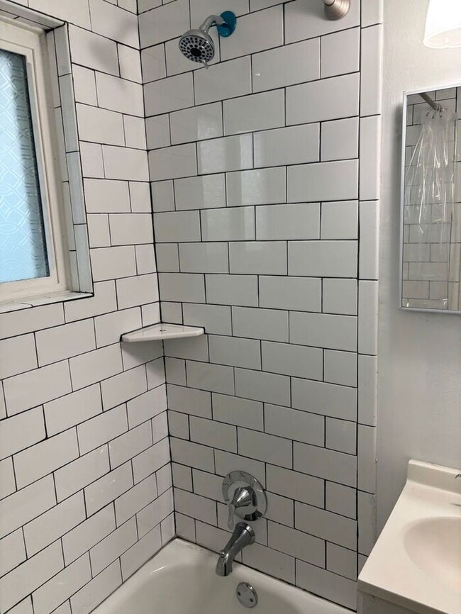 Building Photo - Charming 2-bedroom and 1-bathroom house lo...