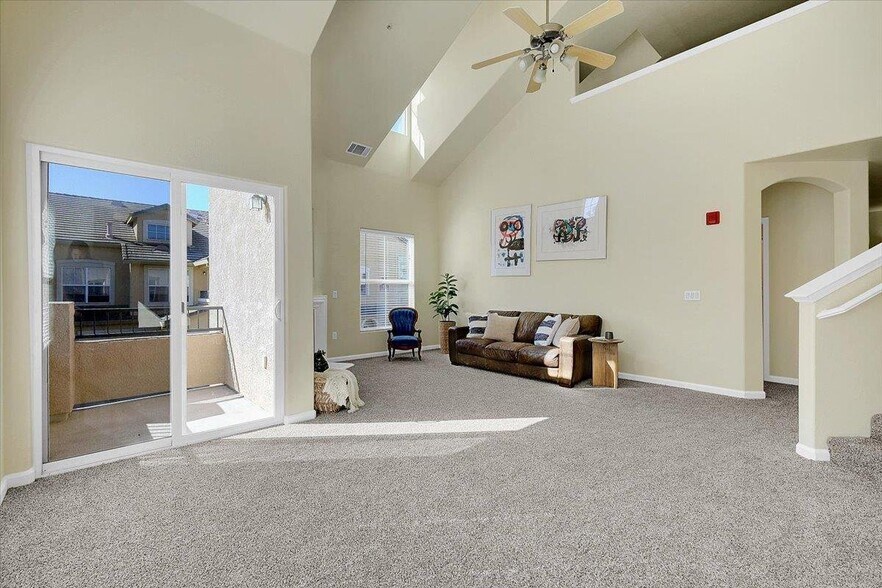 Building Photo - 5350 Dunlay Dr