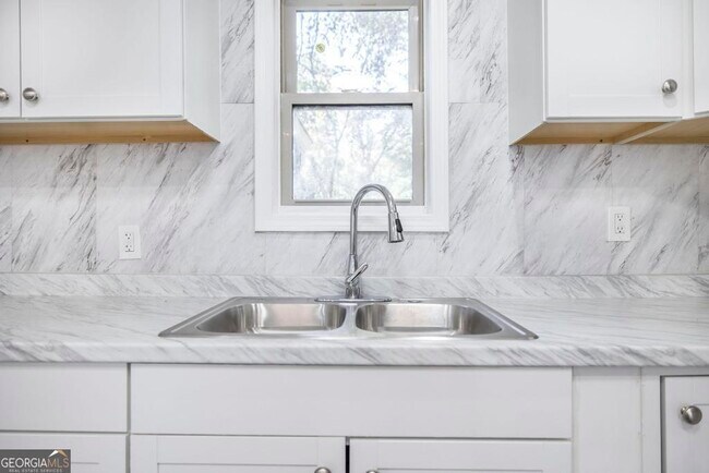 Building Photo - 1930 Northbrook Ave