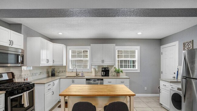 Building Photo - Charming 2-bedroom, 1-bathroom apartment!