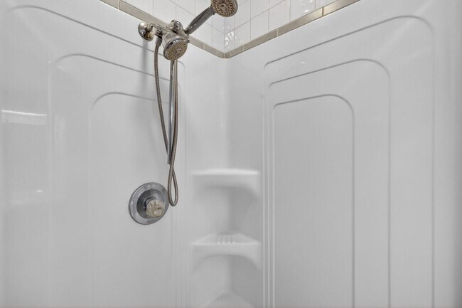 Building Photo - Available Now! Move-In Ready 3BR Home with Florida Room & Shed