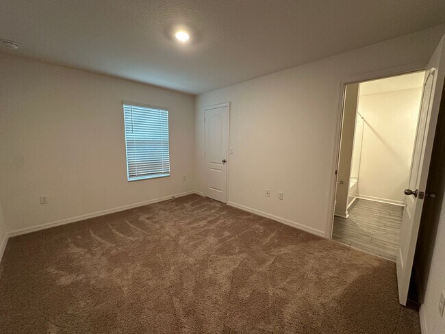 Building Photo - 3BR Townhome in Tavares with Open Floor Plan & Community Playground