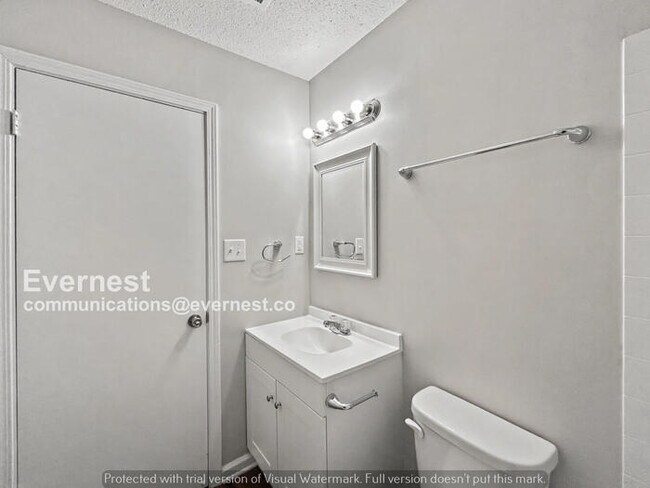 Building Photo - Limited Time Special Offer / 3 Bed, 2 Bath Home with Fenced Yard / Pet-Friendly / Available Now!