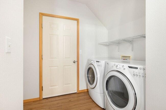 Building Photo - Ground Level Upgraded 2 Bedroom in Sterling Square!