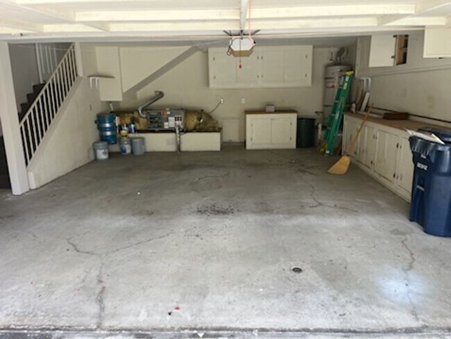 Building Photo - Luxurious Townhouse Located in the exclusi...