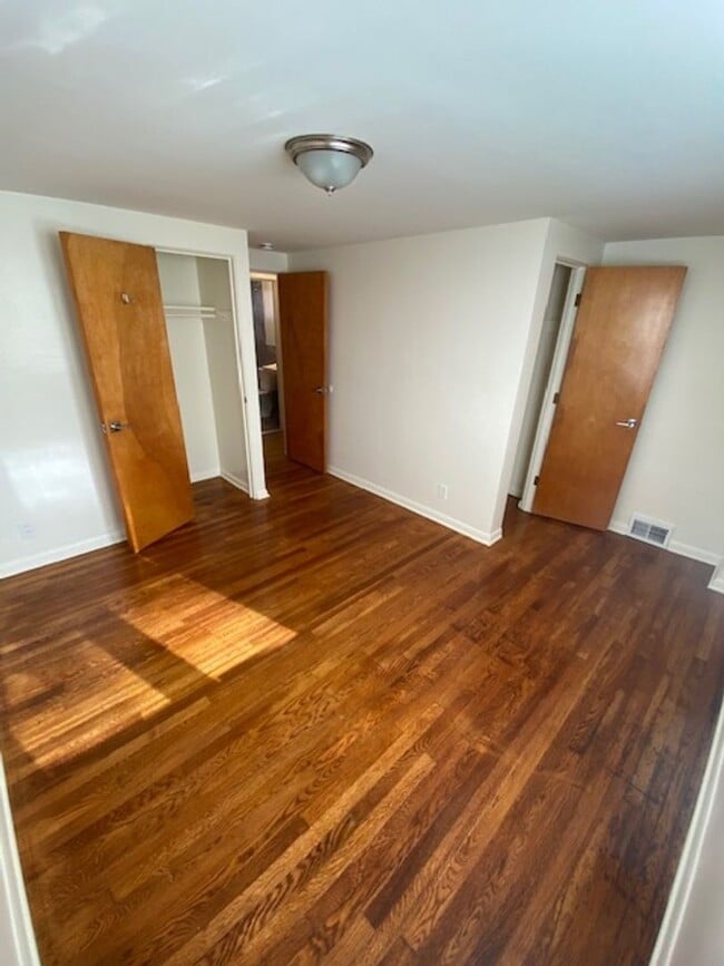 Building Photo - 2 bedroom townhouse