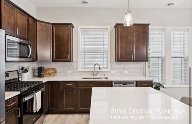 Building Photo - 8056 Central Park Way