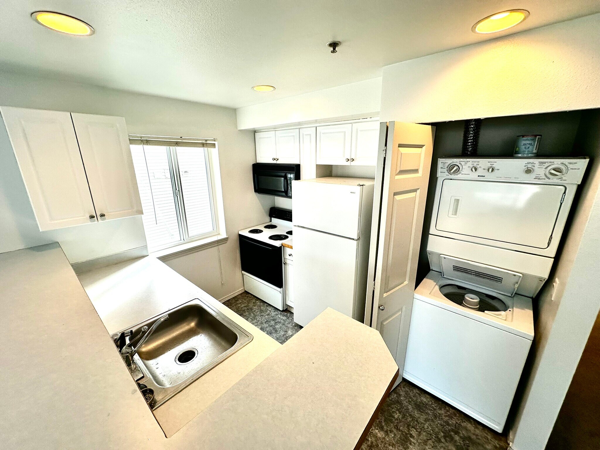 Kitchen - 931 N 86th St