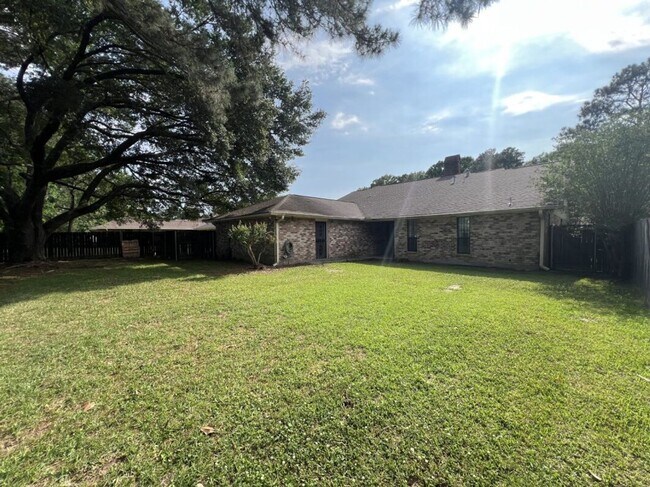 Building Photo - Spacious 4BR Brick Home with Office, Fireplace & Fenced Yard in Parkwood Terrace