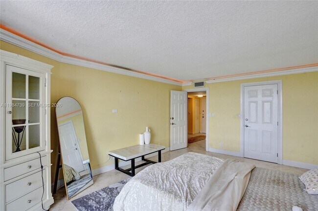 Building Photo - 800 Parkview Dr