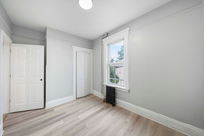 Building Photo - 2768 Vauxhall Rd