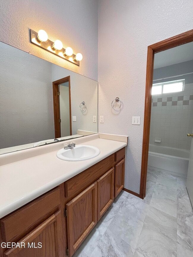 Building Photo - 10905 Loma De Rio Pl