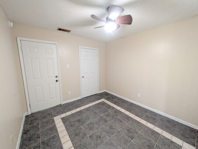 Building Photo - 6255 Bedford Dr