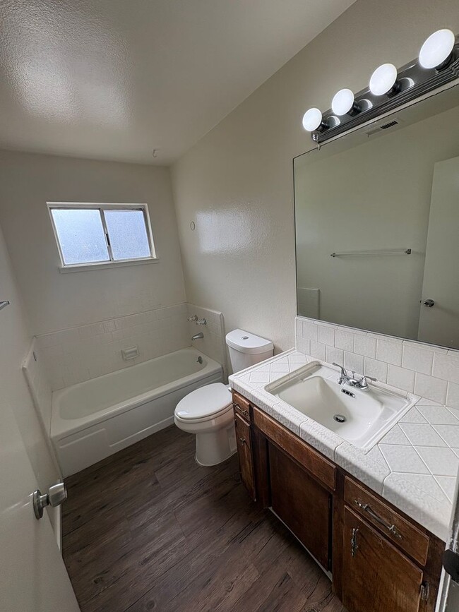 Building Photo - Spacious NW Visalia Home Rent Ready!