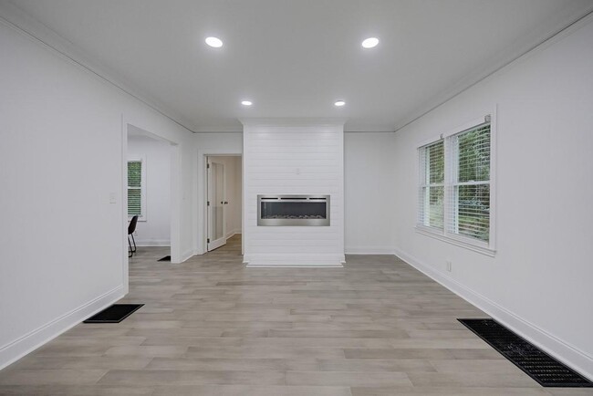Building Photo - 593 Lynnhaven Dr SW