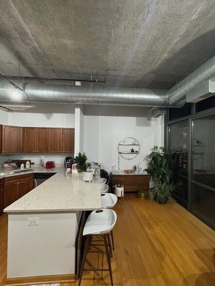 Building Photo - 900 N Kingsbury St