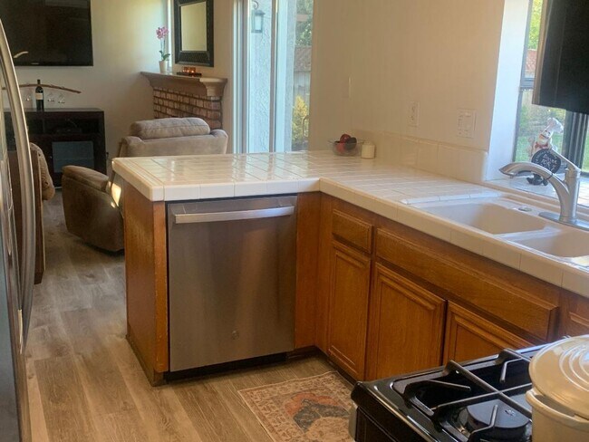Building Photo - Wonderful East Ventura 4 Bedroom 2.5 Bath Home