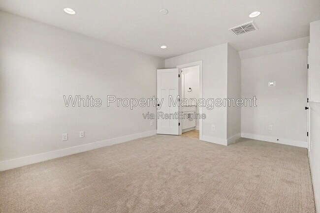Building Photo - 2146 N Graham St