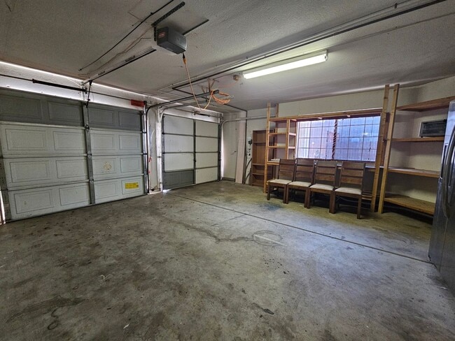 Building Photo - Large 4 bedroom two story in east Modesto!