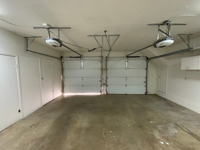 Building Photo - 5 Bedroom Home Available Near Wyoming Blvd NE & Comanche Rd NE!