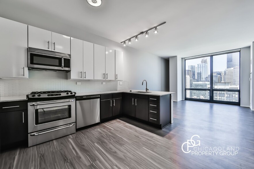 Building Photo - 801 W Adams St