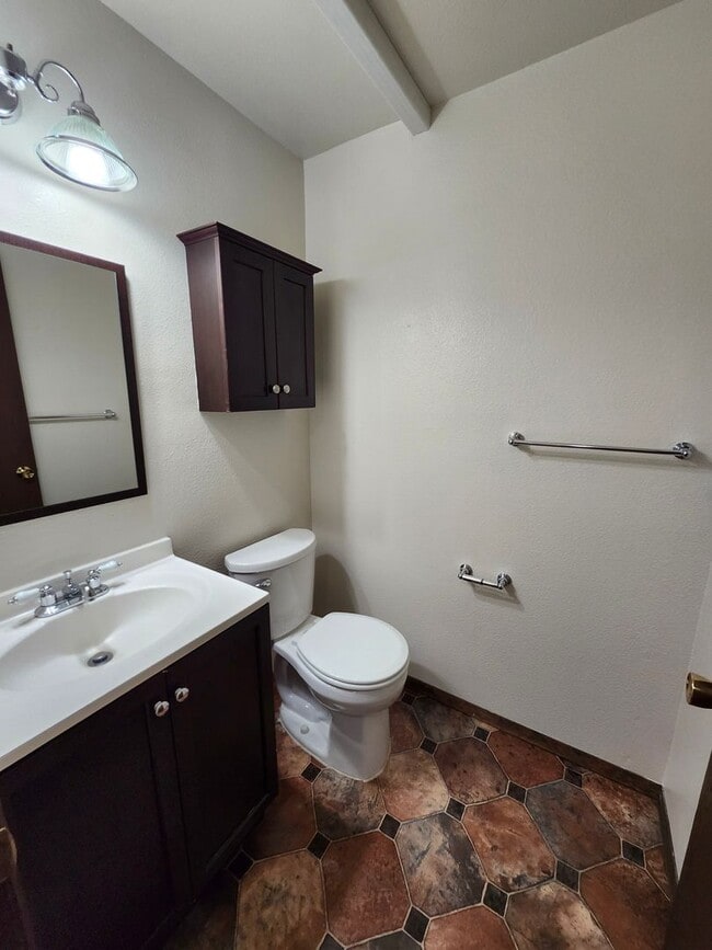 Building Photo - Spacious N. Richland Townhome- Includes Washer & Dryer!