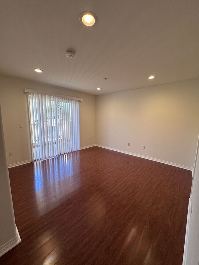 Building Photo - 3 bedroom 2 bath condo on Vanowen