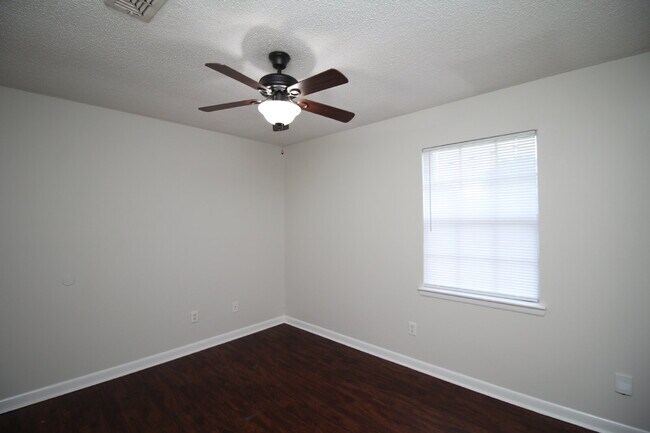Building Photo - Hamilton Bridge Estates 3BR Brick Home Near Hwy 90, No Carpet & Open Living Space