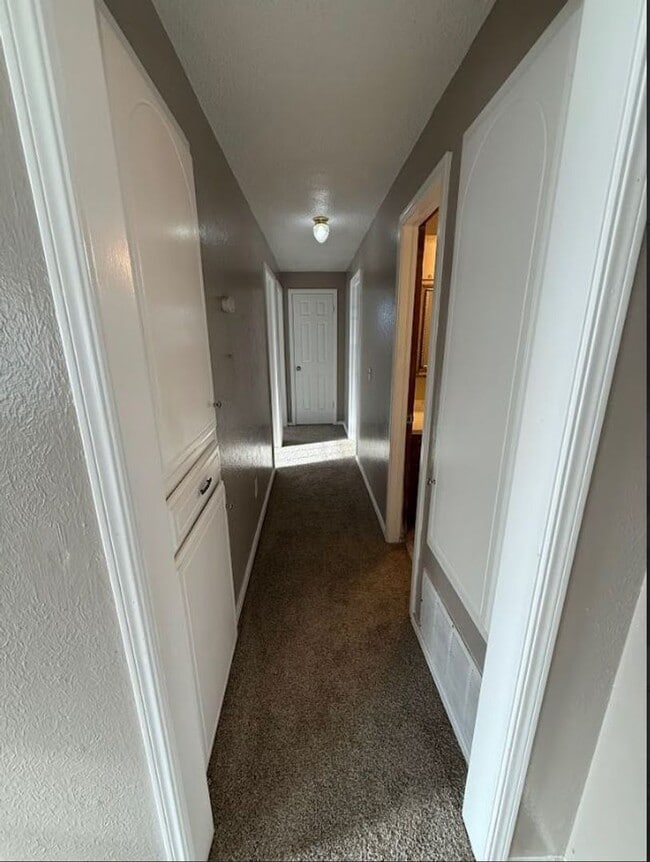 Building Photo - 4 BedroomHome Available!