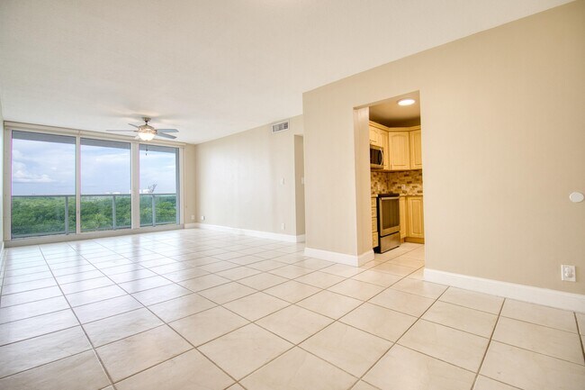 Building Photo - 100 Bayview Dr