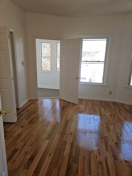 Building Photo - 68 Llewellyn Ave