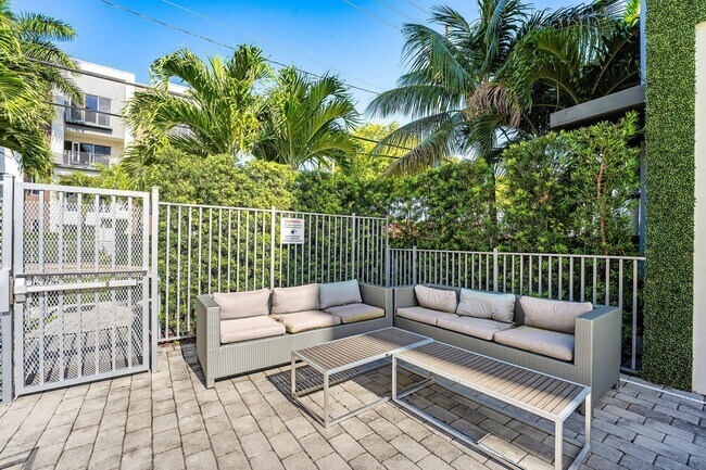 Building Photo - 1034 NE 18th Ave