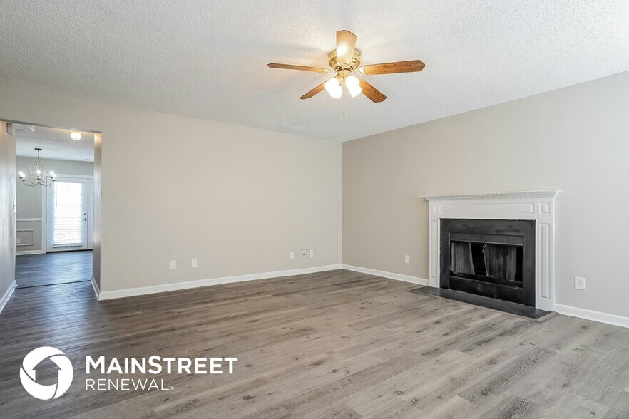 Building Photo - 5605 Hidden Lake Dr