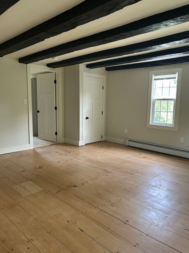 Building Photo - Beautiful renovated 5 bedroom 2.5 bath sin...