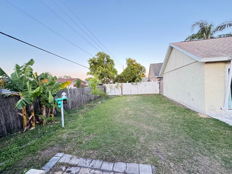 Building Photo - 10313 Crystal Point Dr