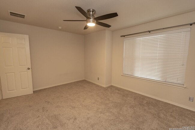 Building Photo - Stunning 5 bedroom 3 full bath home in the...