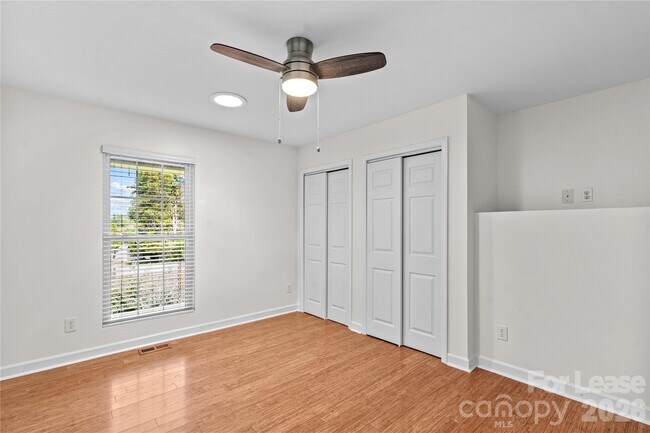 Building Photo - 5020 Fox Hollow Dr