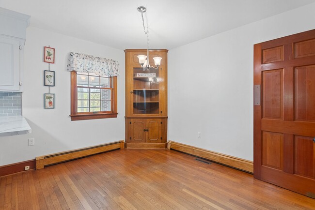Building Photo - Brick 2-Bedroom Home Close to Farmville an...