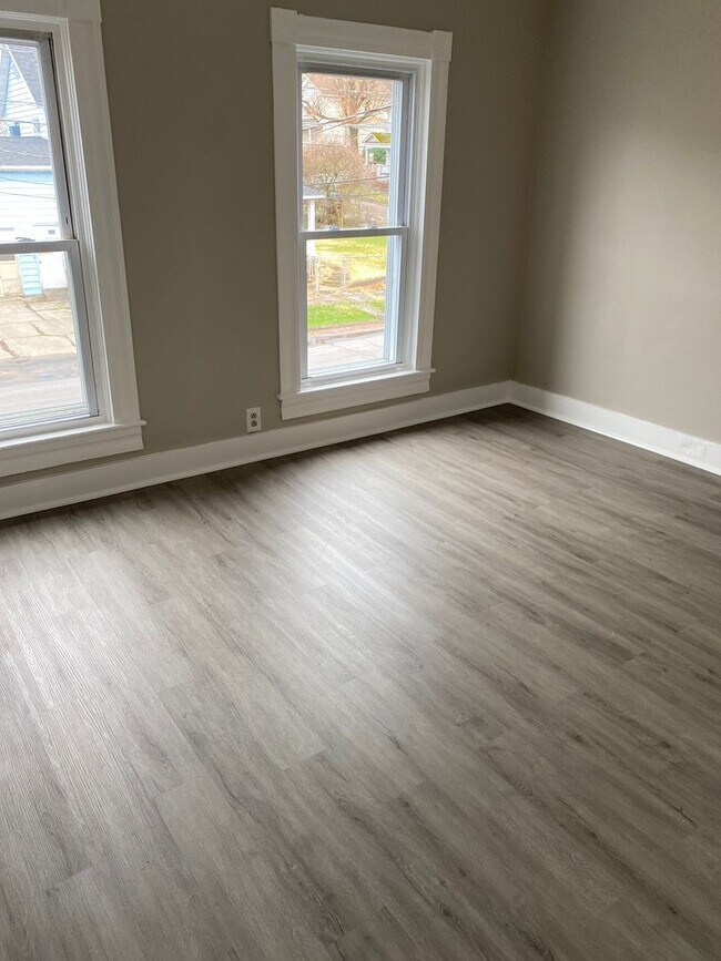 Building Photo - 137-137 Birkett St