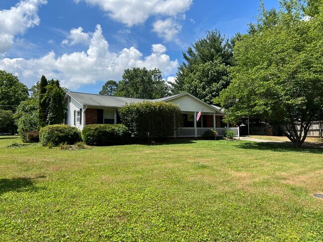 Building Photo - Knoxville 37921 - 3 bedroom 1.5 bath home - call Adam Sharp 865-254-0980