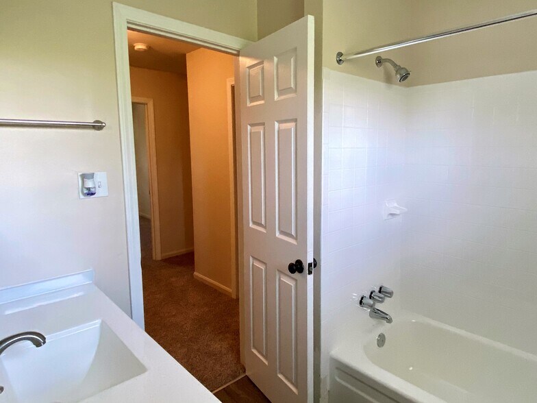 Full Bathroom - Tub - 2146 Washtenaw Ave