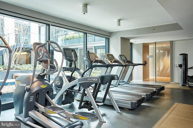 Building Photo - 925 H St NW