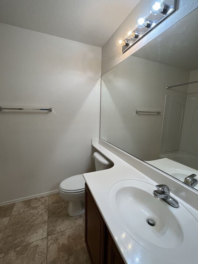 Building Photo - 4 Bedroom Home in Lantana Village Near E Ocotillo Rd. and S McQueen Rd!