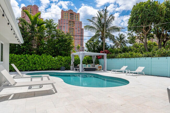 Building Photo - 2112 NE 32nd Ave