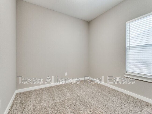 Building Photo - 3207 Karen St