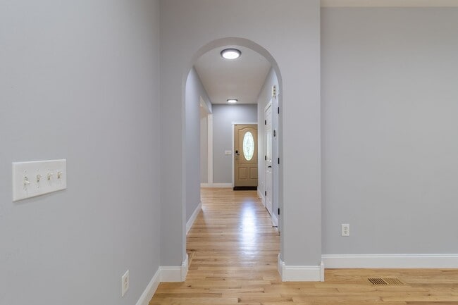 Building Photo - Charming Country Colonial on Cul-de-Sac, 4...