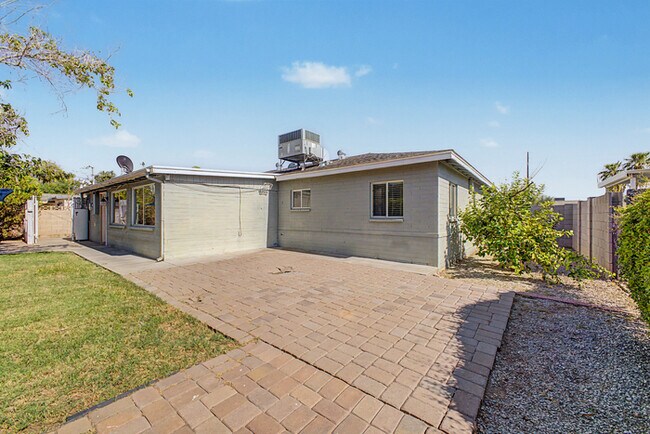 Building Photo - 2514 E Campbell Ave