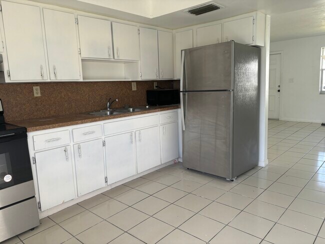 Building Photo - 5904 SW 27th St