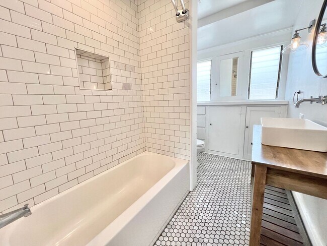 Building Photo - Charming Rose Park Home | 3 Bedrooms | In-...
